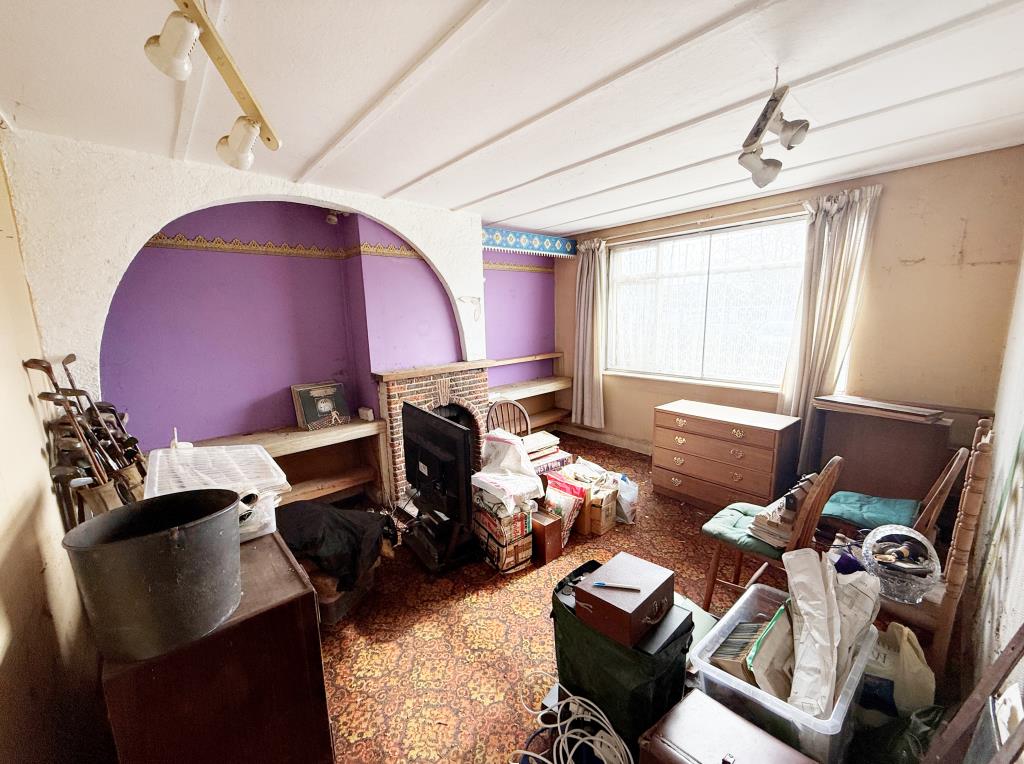 Lot: 110 - DETACHED BUNGALOW FOR IMPROVEMENT - Living room